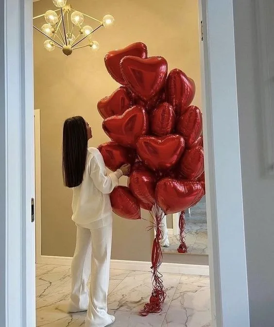 Flying 20 Heart Balloon Set Red
