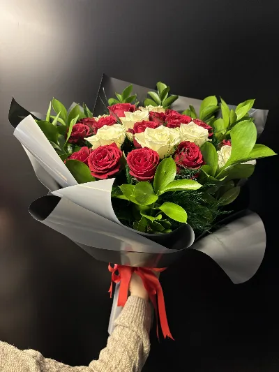 35 Red White Mixed Roses
