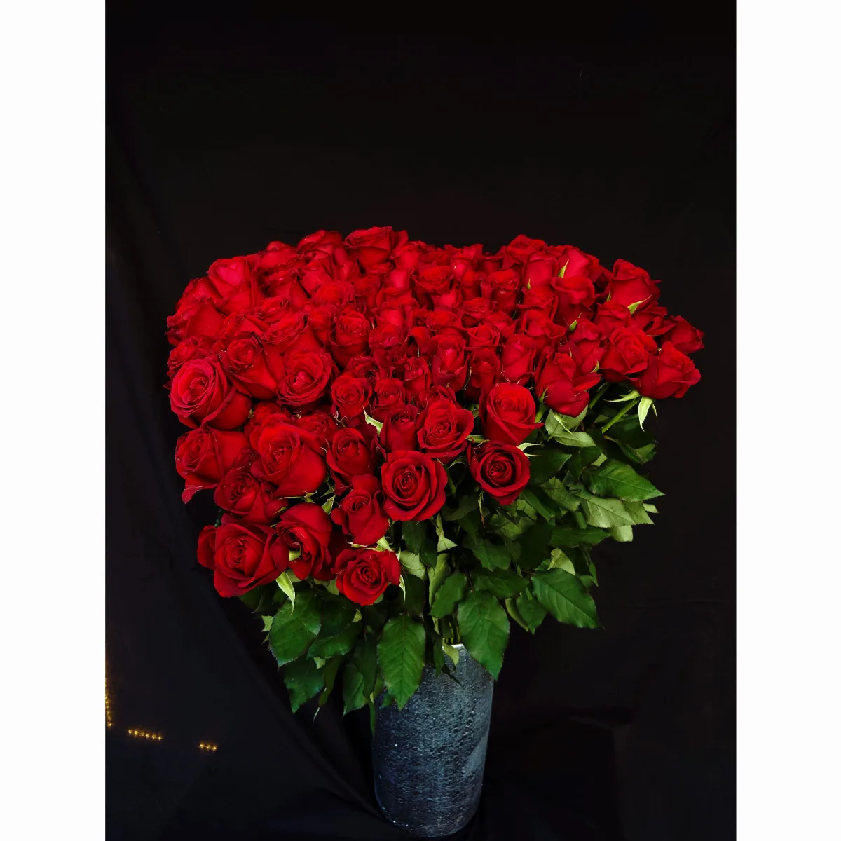 VIP 201 Red roses in black vase